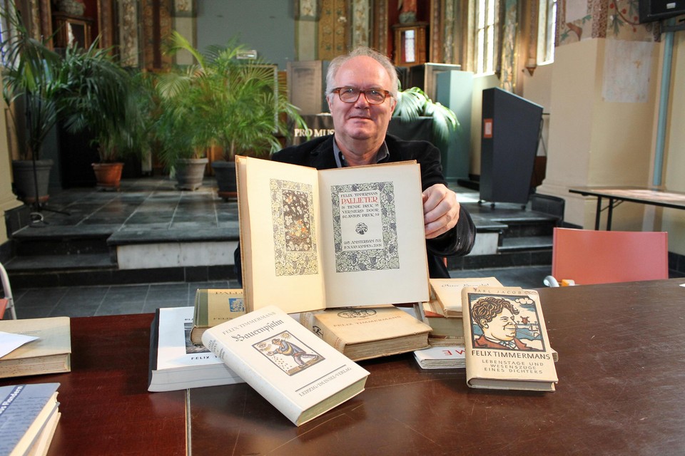 Job Deckers in 2015. Hij toont de tiende druk van ‘Pallieter’ uit 1920 met ingekleurde tekeningen van Anton Pieck.