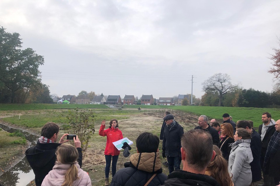 Kathleen Huysman van de provincie Antwerpen geeft tijdens de opening van Laakland in Beerse meer uitleg over het groot overstromingsgebied. 