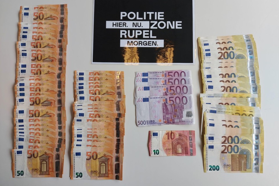 De politie nam het geld in beslag