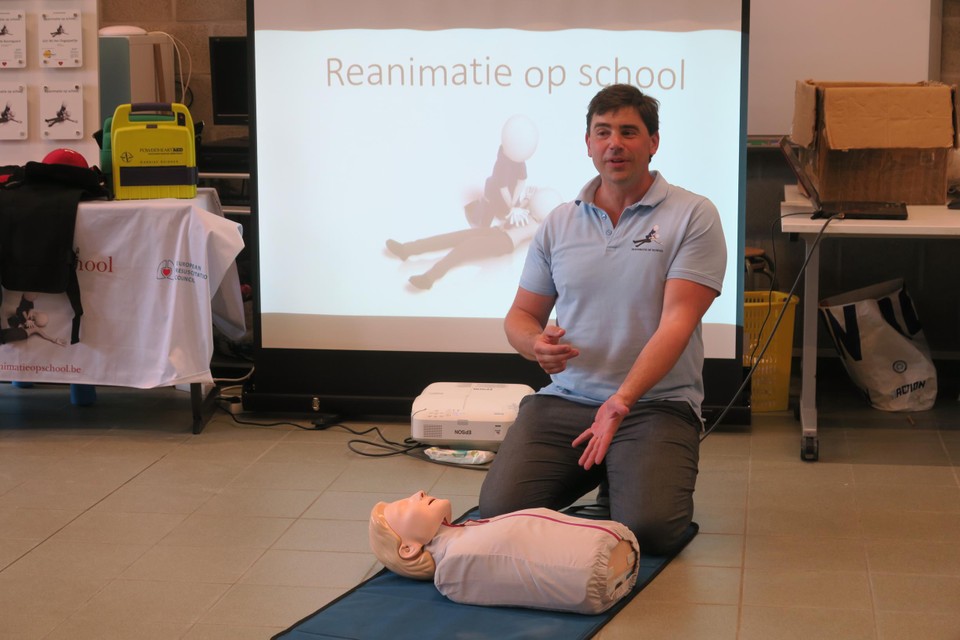 Trainer Max De Zwaef van Reanimatie Op School.