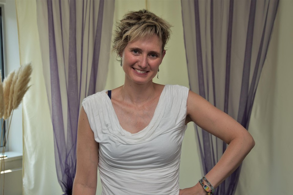 Grete: “Mensen ervaren meer rust als ze leren om met lichaam en geest op dezelfde plaats te zijn en dat kan yoga hen bieden.”