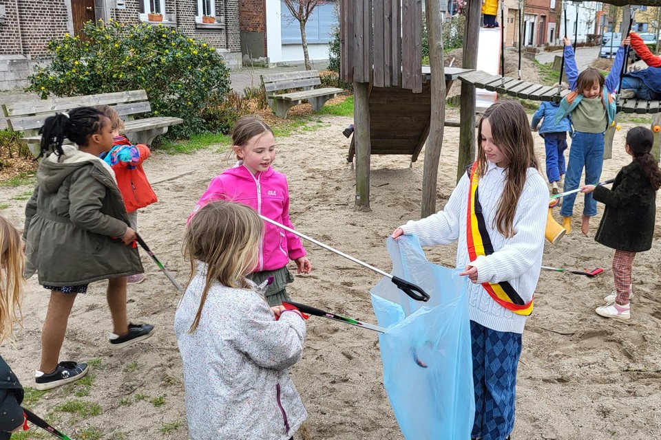 Onder impuls van kinderburgemeester Stien (met lint) verzamelen de kinderen van Villa Kakelbont zwerfvuil.