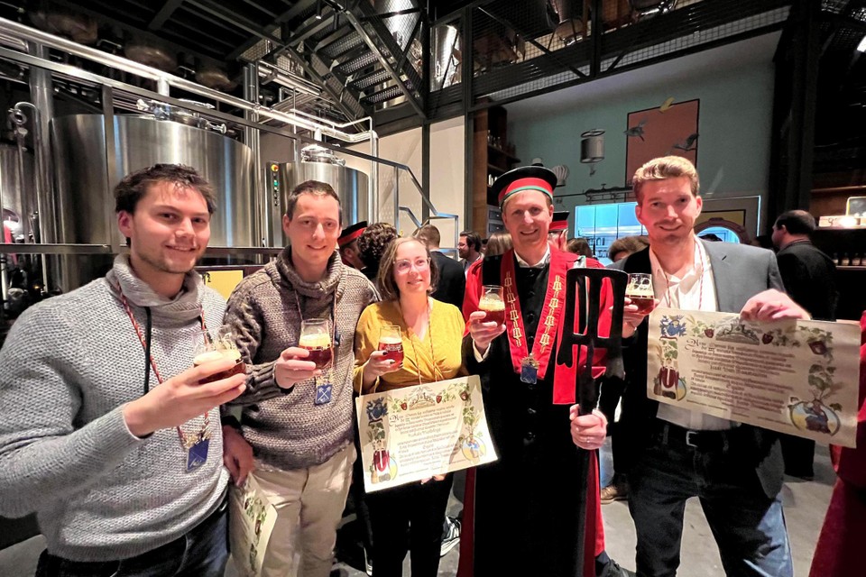 Bart Meulepas, William Leclef, Nathalie Mandelings, Hans Rubens en Jesse Van Bosstraeten van brouwerij Het Anker. Bart, Nathalie en Jesse zijn net tot ridder geslagen. 