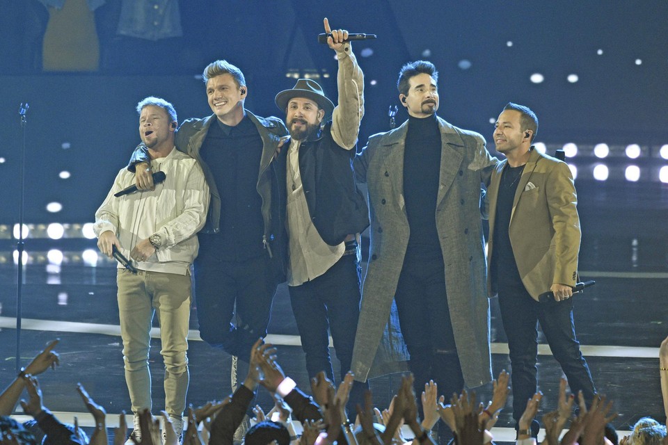 De Backstreet Boys kregen afgelopen weekend het gezelschap van Drake op het podium. 