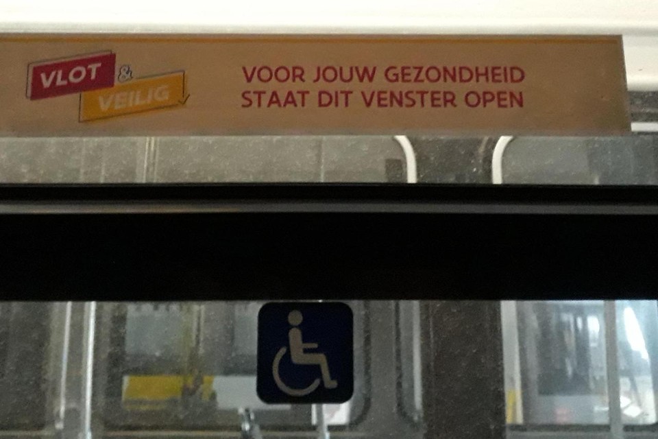 Stickers op tramvensters, ook al klopt het opschrift niet meer als het venster wordt gesloten. 