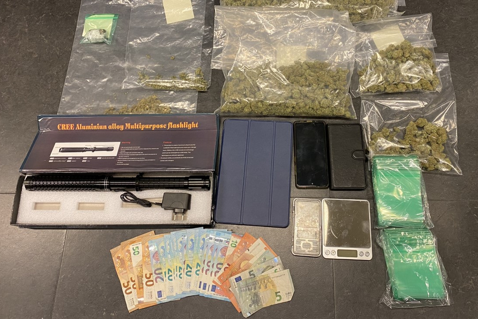 De politie vond 400 gram cannabis, 25 gram hasj, een aantal verkopersattributen, 540 euro cash en een taser in het huis. 