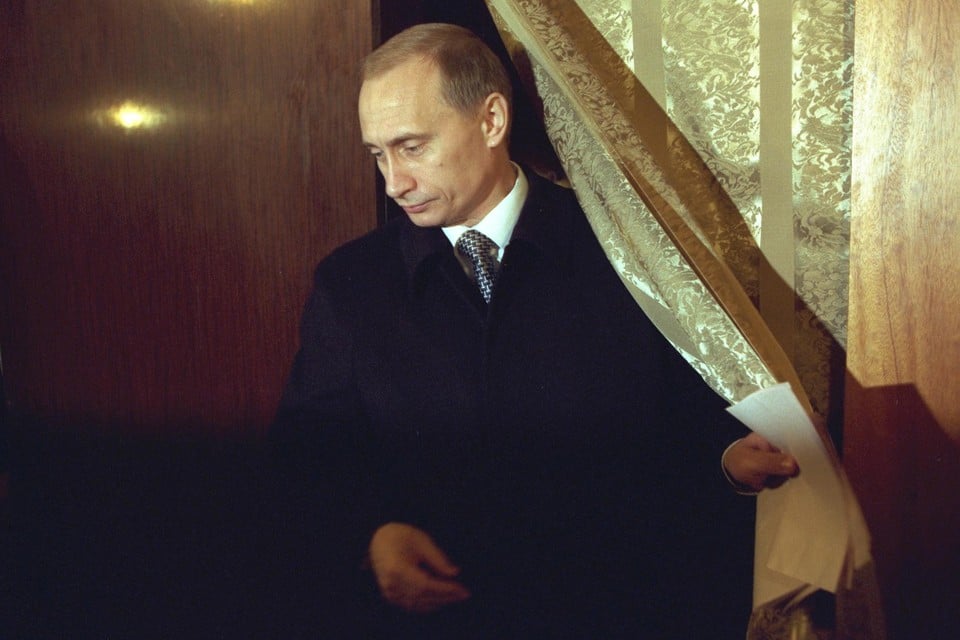 “Poetin (foto uit 1999) is een “nationalist by choice”. Hij gebruikt het nationalisme om aan de macht te kunnen blijven.”