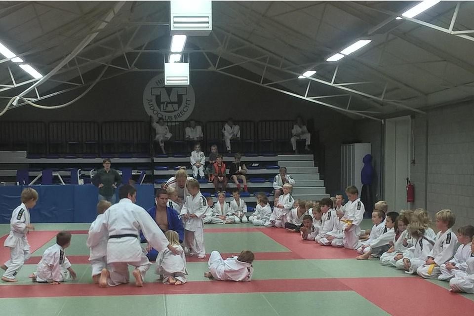 Hirano Brecht, de judoclub van Dirk Van Tichelt, heeft haar dojo in Sint-Lenaarts in twee verdeeld om alle trainingen coronaproof te kunnen blijven aanbieden.