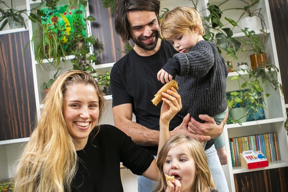Elisabeth Van Lierop met haar man Tijs en kinderen Iggy (2) en Nala (5): “Kinderen zullen niet eens merken dat hun pannenkoeken vegan zijn.”  
