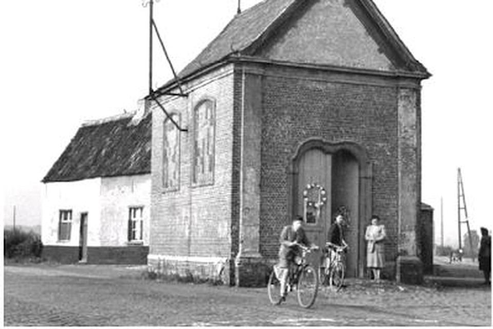 De Reepkenskapel met daarachter de pesthuisjes.