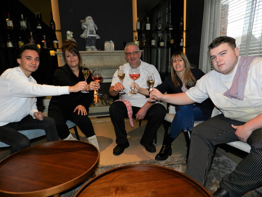 Max, Anke, Dirk, Stephanie en Arthon heffen het glas op de toekomst. 