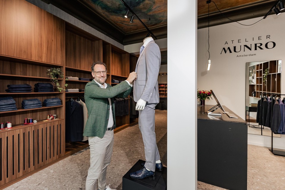 Philippe Casaert van kledingzaak Cassari  in zijn nieuwe winkel voor maatwerk. 