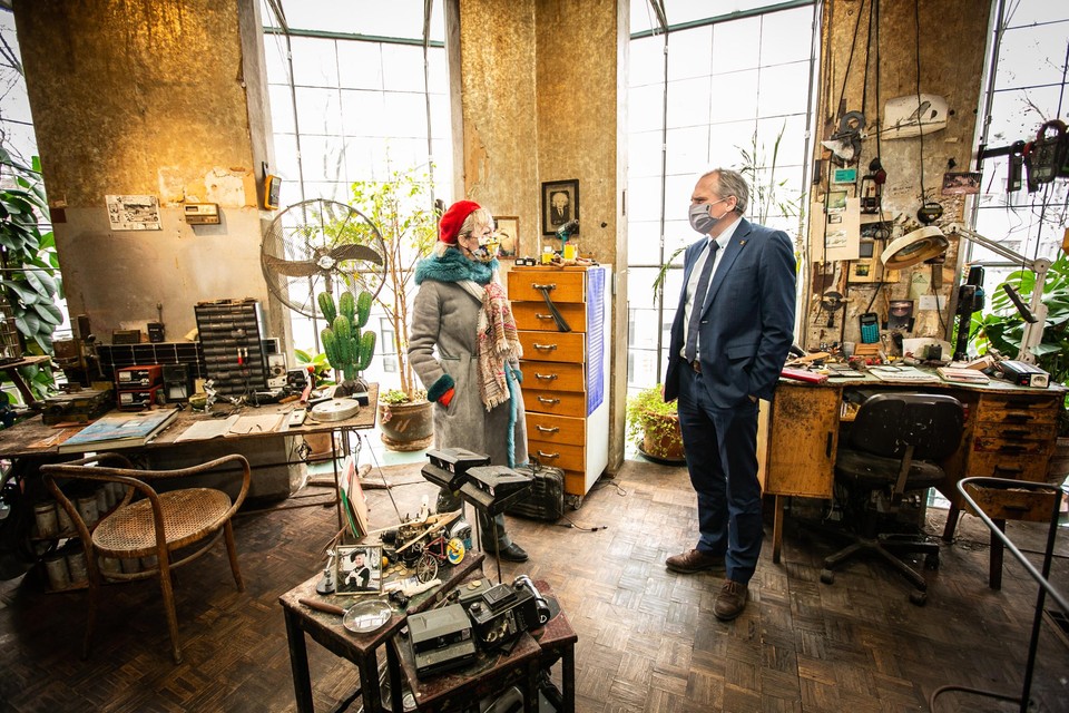 Panamarenko’s weduwe Eveline Hoorens (links) en minister Matthias Diependaele in de woonkamer annex werkkamer van de Antwerpse kunstenaar.