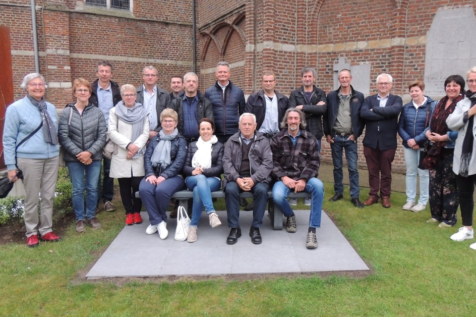 Het bestuur van de landelijke gilde op de buurtbank die de vereniging aan de gemeente schonk.
