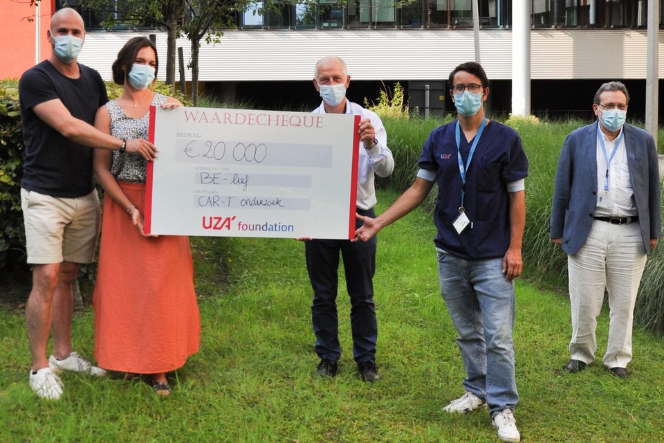 Grace Embrechts en haar broer Glenn, overhandigen de cheque van BE-lief aan dokters Sébastien Anguille, Zwi Berneman eb Johnny Van Der Straeten, CEO van het UZA.