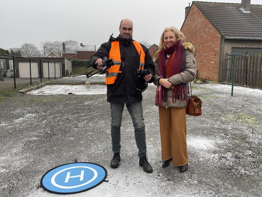 Dronepiloot Paul Bouman en mobiliteitsschepen Katleen Vantyghem.