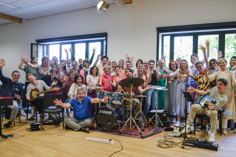 Het Pop-It-koor in de danszaal van Het Veld.