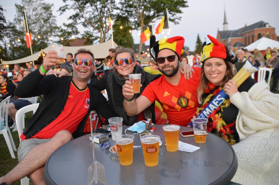 Supporters op het Sint-Teunisplein in Sint-Antonius.
