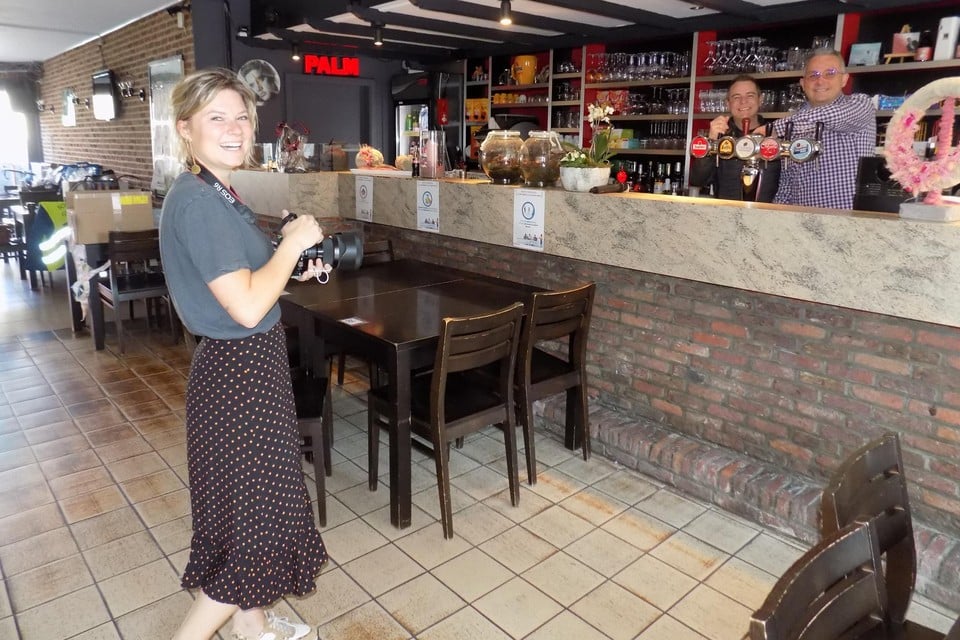 Toni Van Tendeloo legt Kurt Laenen en Ive Rénaarts van schlagercafé De Kroon op de gevoelige plaat. De fotografe brengt alle cafébazen uit Lille in beeld.