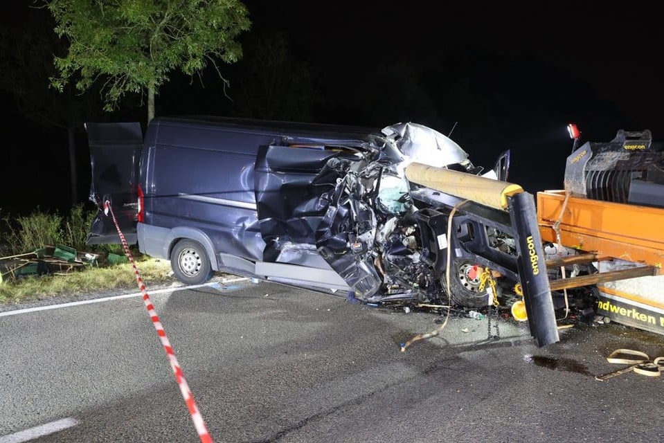 Voor de vrouwelijke passagier in de bestelwagen kon geen hulp meer baten.