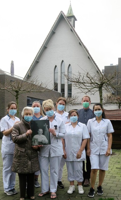 De ‘familie van ‘Mijnheer François met zijn foto voor ‘zijn’ kapel van Sint-Lodewijk.