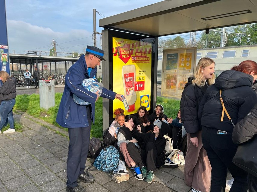 Aan het station van Herentals worden reizigers voorzien van het nodige tijdens het lange wachten.