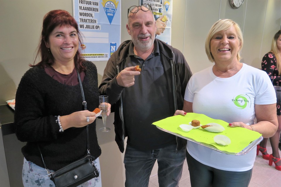 Trouwe klanten Kim en Peter krijgen van trouwe helper Jetje wat hapjes en een glaasje bubbels toegestopt als afscheid.