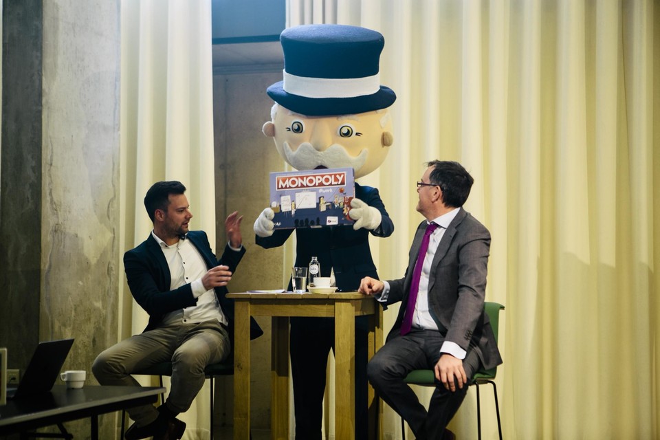 Dries Slootmans (links) van Groep24 en comedian Arnout Van den Bossche stelden het nieuwe bordspel donderdag voor in Antwerpen.