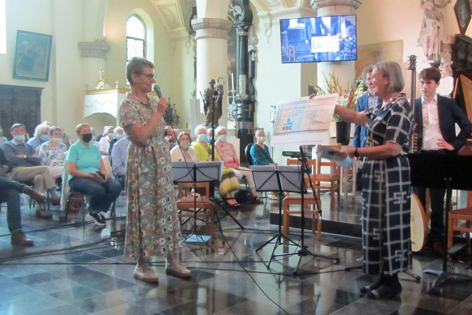 Rita Van der Spiegel ontvangt de cheque van Denise Buntincx.