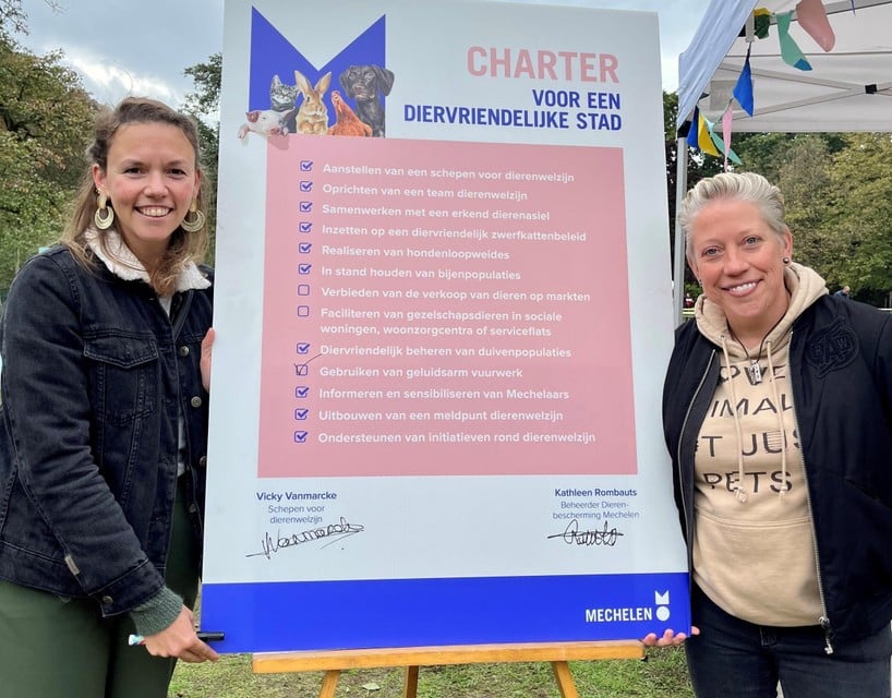 Schepen Vicky Vanmarcke en Kathleen Rombauts, beheerder van de Dierenbscherming, bij het charter. 