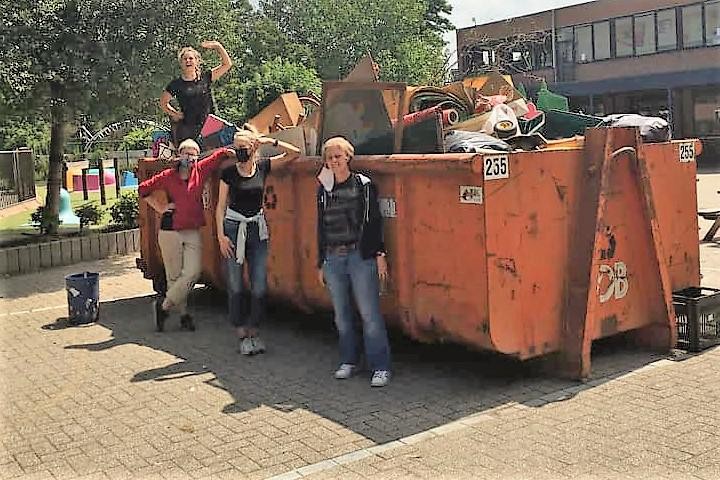 De leerkrachten kwamen mee helpen.
