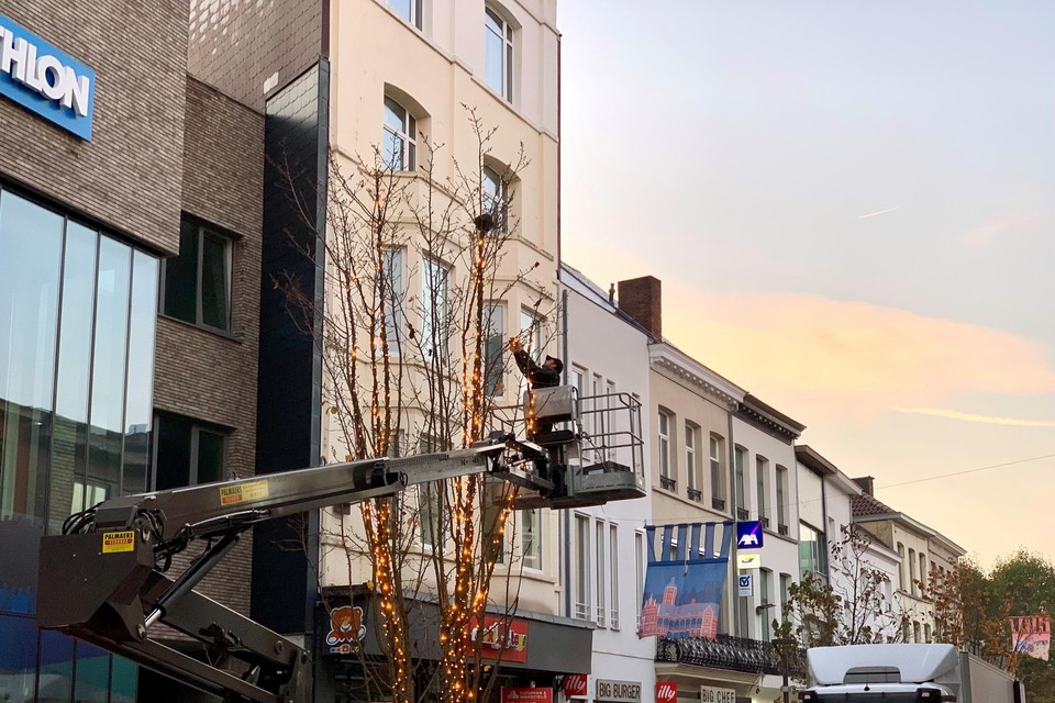 In de Bruul was een bedrijf dinsdagochtend druk in de weer om de sfeerverlichting op te hangen.