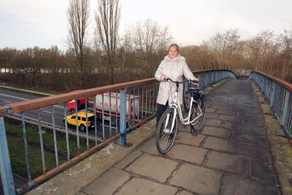 Fietsen over de wandel- en fietsbrug doe je best niet. Te gevaarlijk vindt raadslid Tamara Heylen (CD&V). 