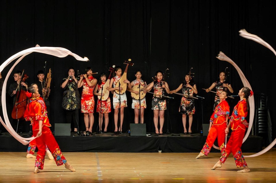 De nieuwe groep uit Taiwan: gestileerde danspassen en muziek op snaarinstrumenten.