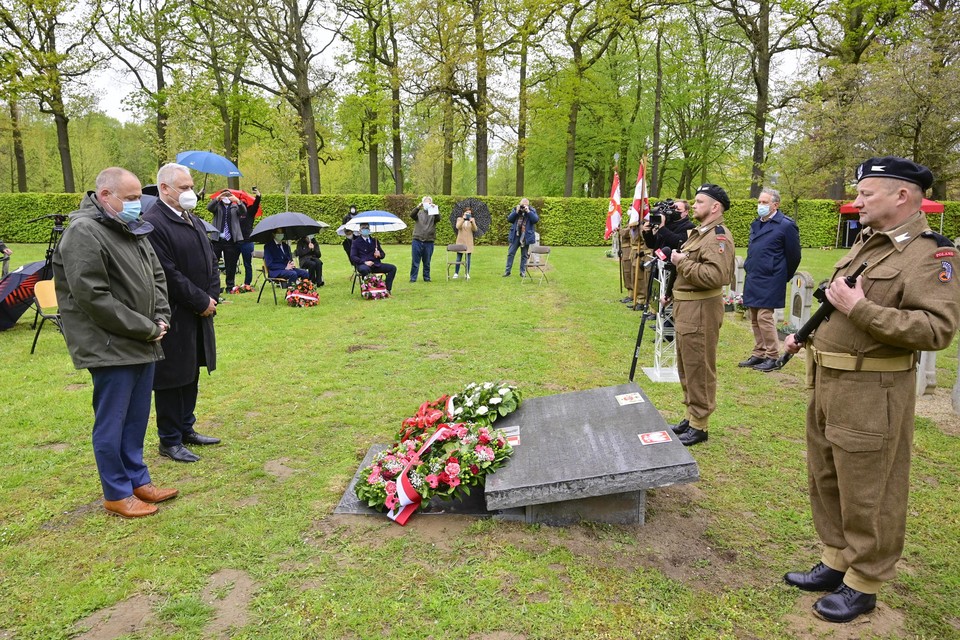 Antwerps schepen Fons Duchateau huldigt samen met de Poolse consul-generaal Jacek Grabowski het monument voor de Poolse soldaten in.
