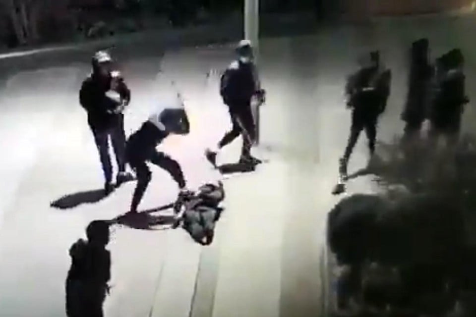 De Parijse tiener werd door negen jongeren in elkaar geslagen met hun vuisten, een honkbalknuppel en een ijzeren staaf. 