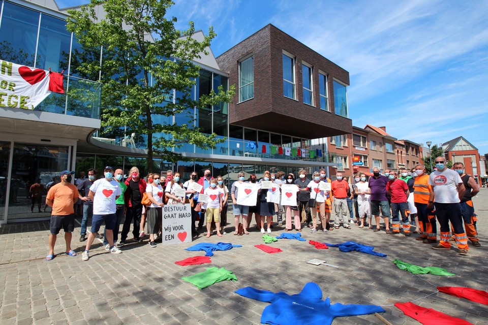 De medewerkers van de buitenschoolse kinderopvang kregen steun van andere personeelsleden tijdens hun actie.