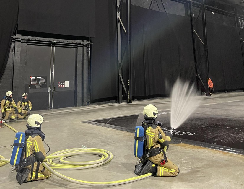 Oefenen op een brand in een gesloten ruimte.