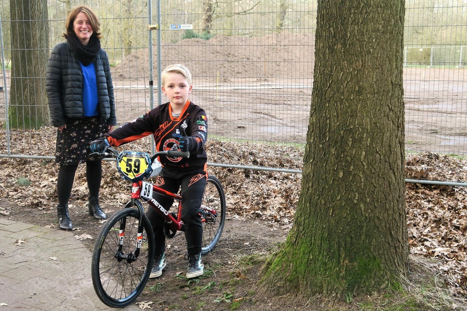 BMX-kampioen in wording Rube Leten met schepen van Jeugd Iefke Hendrickx (N-VA) bij de werf van de Schotense pumptrack.