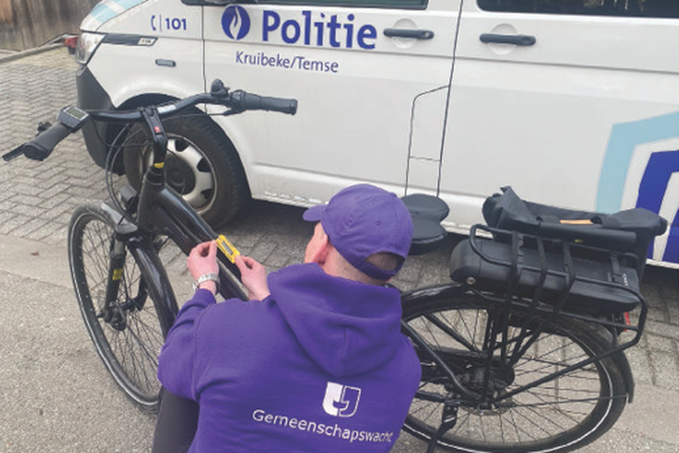 Aan het politiekantoor in de Nagelheetmakerslaan in Temse labelt de politie zaterdag fietsen.