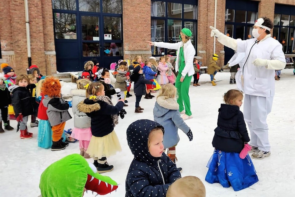 De kleuters van Wonderwijzer combineerden het vieren van carnaval met een ode aan het zorgpersoneel, overal te lande.