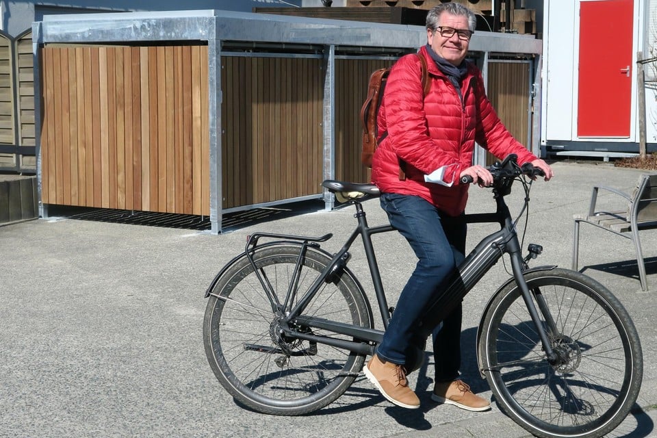 Schepen van Duurzaamheid Walter Brat voor de eerste buurtfietsenstalling.