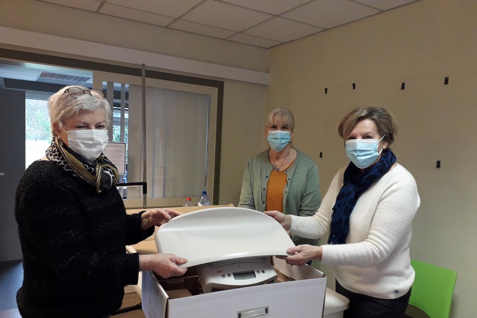 Vrijwilligers Rita Cox, Ann Brijs en May Van Gastel pakten vrijdag de inboedel van Kind&Gezin in.