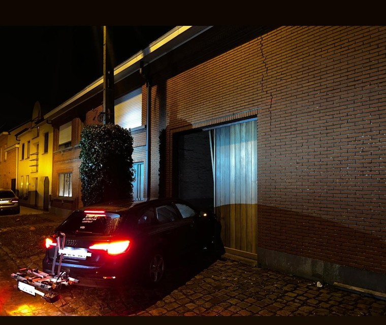 De chauffeur kwam uit de Boomkensstraat en eindigde tegen een gevel in de Boterstraat. 