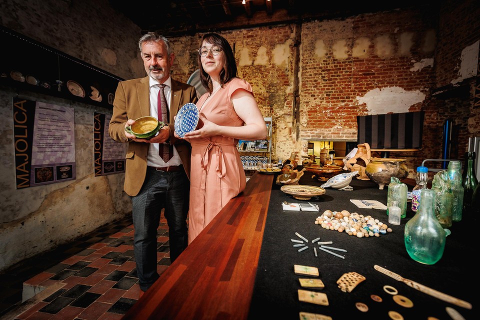 Guido De Coninck en Dana Piessens bij een deel van de collectie.