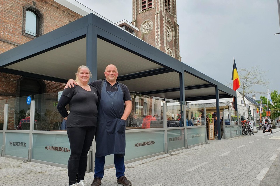 Cindy De Block en Peter De Rudder van de populaire brasserie De Koerier hebben hun terras laten overkappen om de mensen coronaproof te kunnen ontvangen.