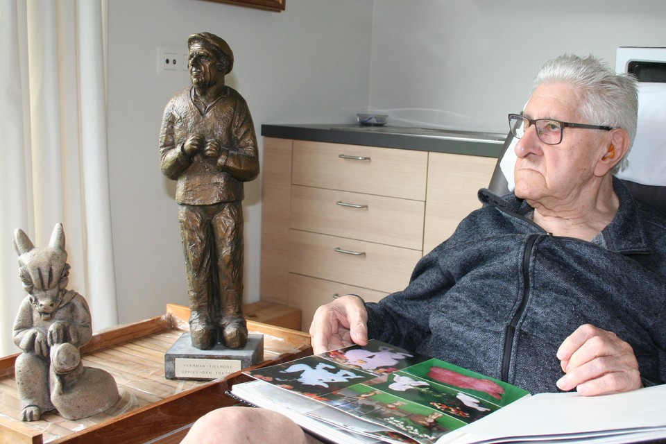 Beeldhouwer Albert, met naast hem een replica van ‘Den Toeter’ en één van zijn honderden Reynaertbeeldjes, blikt tevreden terug.
