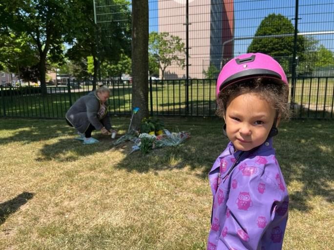 De vijfjarige Janiesha en haar moeder Shirley Rademakers kwamen zaterdagmiddag met de scooter uit Molenberg in Heerlen om een kaarsje en een vlindertje te plaatsen.  