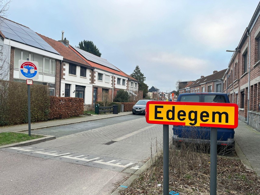 De grens tussen Edegem en Mortsel loopt door de Beekstraat.