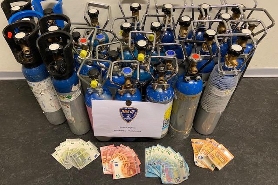 De politie nam afgelopen weekend in totaal 36 flessen lachgas in beslag.